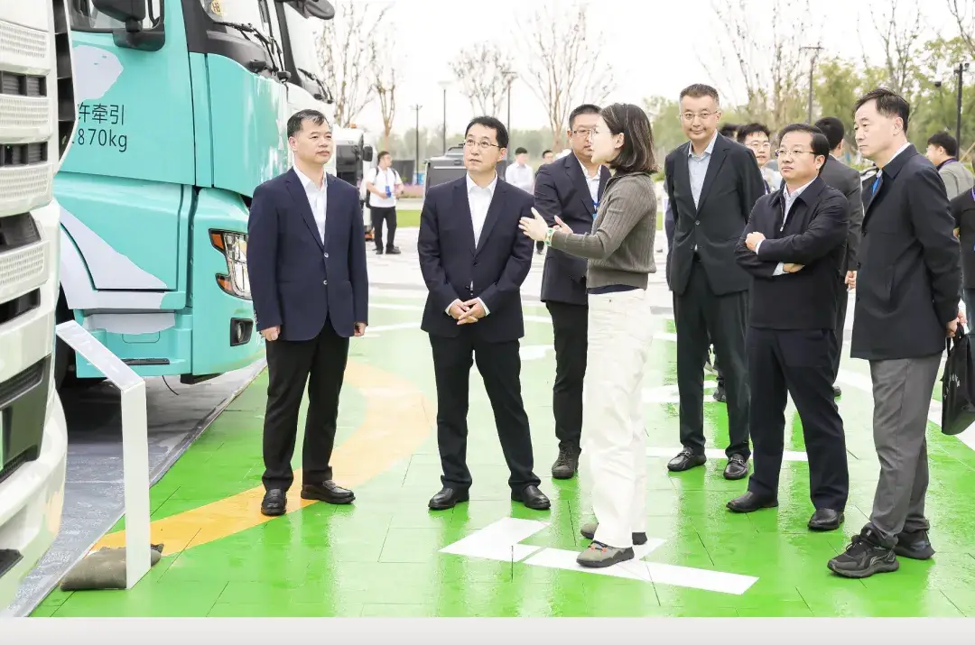 省市領導觀摩智加科技智能重卡  